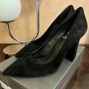 Pointy toe pumps